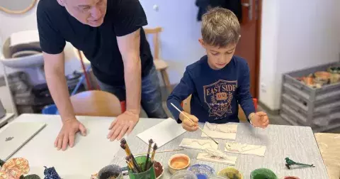 "Nikdy bych nevěřila, jak mi pomůže tvořit s hlínou. Úplně vypnu mozek a ještě strávím čas se synem," redaktorka Světa ženy zkusila keramiku