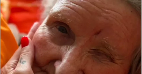 Příběh z důchoďáku: „Je to důsledek stáří“ aneb jak se v domovech seniorů zanedbává péče, svěřila se Anna (40)