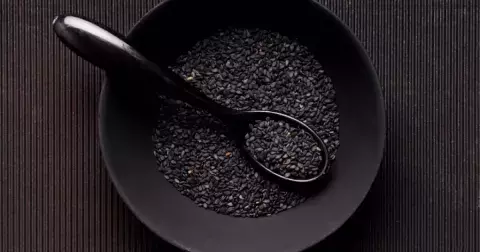 Tato malá černá semínka podpoří zdraví vašich kostí i krevní tlak. Jsou ale hodně kalorická