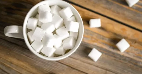 Skutečně je bílý cukr nezdravý pro naše tělo? O tom, jaký cukr ano, a jaký ne, hovoří harvardský profesor