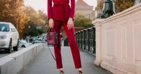 Zapomeňte na džíny. Letošní trend si žádá kalhoty z úplně jiného materiálu