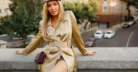 Trenčkoty britského typu ovládnou jaro. Jsou nudné, ale mají styl a ženám sluší