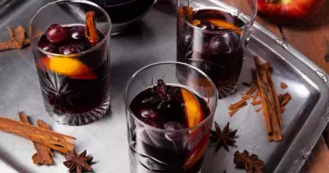 Svařené víno: Tajemství jedinečné chuti, ale i zdraví. Ozvláštněte ho správnými přísadami