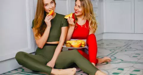 Pociťujete po jídle poklesy energie? Pak zkuste náš tip, jak se jim vyhnout. Pomůže i zpomalit