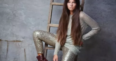 Většinou si na ně netroufneme. ⁠Flitrové šortky a kalhoty jsou letos kouskem vhodným do města