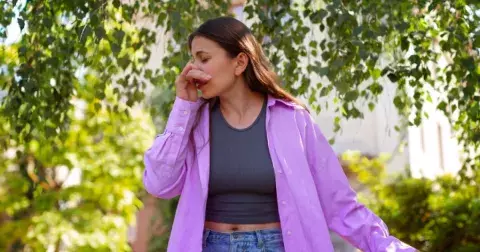 Nejlepší způsob, jak odstranit zápach potu z oblečení a látek. Pomohou dvě suroviny, které máte doma