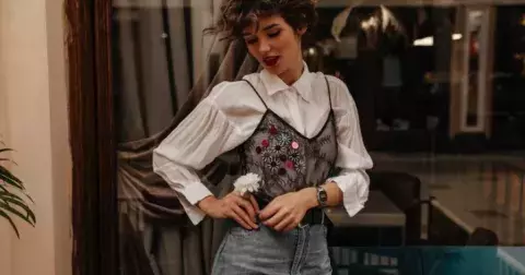 Začátek jara ve francouzském stylu. Chybět vám nesmí bunda z tohoto hebkého materiálu a jeden typ halenky