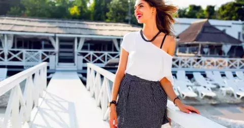 Pro někoho obyčejný, pro milovníky módy naprostý základ jarního šatníku. Tento kousek vám nesmí chybět