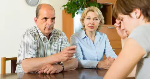 Eliška (43): “Můj otec vše kritizuje a ubližuje mě a mámě, netuším, jak to zastavit”