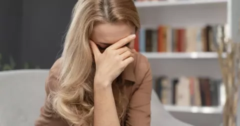 Denisa (45 let): Můj otec odešel od mámy a nastěhoval se k nám, ale nechce situaci řešit a pije!