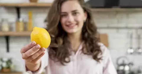 Toto vymačkané ovoce nikdy nevyhazujte. Poslouží vám jako nejekologičtější pomocník v kuchyni