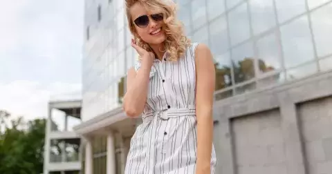 Módní zázrak pro ženy 50+: Košilové šaty schovají bříško a zachrání každé ráno