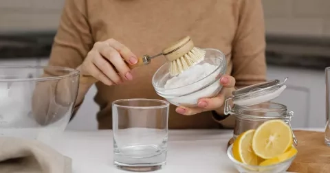 Jarní úklid se blíží: Tyto 3 suroviny čistí lépe než drahé čističe a stojí pár korun