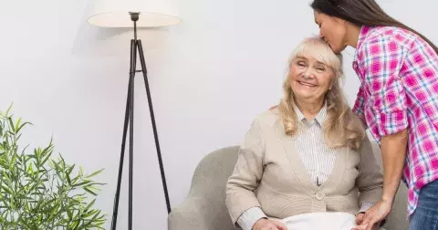 “Vychovala mě babička a teď potřebuje péči. Nevím, co mám dělat,” stojí před těžkým rozhodnutím Lenka