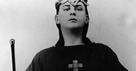 Aleister Crowley: Nejhříšnější muž světa vyvolával démony, praktikoval magii a založil i církev. Matka ho nazvala Antikristem