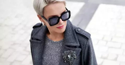 Nenápadný doplněk s velkým efektem: Brože jsou hitem letošního roku. Nosí se všude