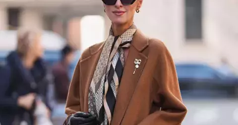 5 jarních trendů, které si zamilují minimalistky. Vedou ležérní šály i drobné střapce