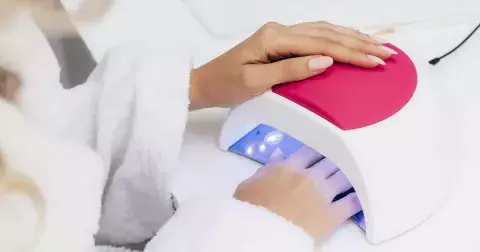 Chodíte na nehty do salonu? Zhoubný melanom může způsobit UV lampa