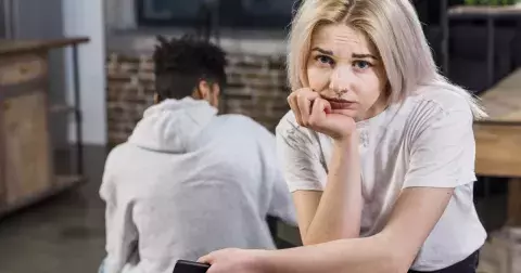 “Můj otec se vysmívá mému manželovi a já stojím mezi nimi,” potřebuje radu Adéla