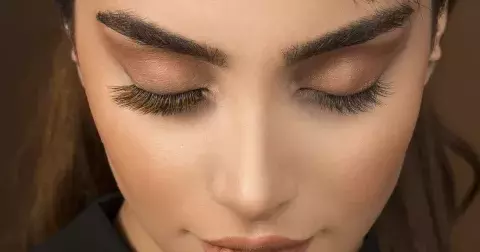 Splňte si sen o dlouhých řasách: Pomůže sérum, kvalitní řasenka a jeden jednoduchý trik