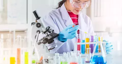 Kvíz: Myslíte, že zvládnete chemii ze základky? Ověřte si, jestli nejste úplně mimo