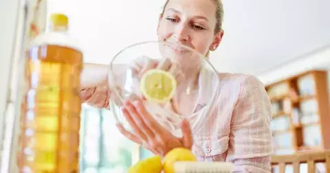 Vyzkoušejte tyto účinné triky s octem, které znaly už naše babičky. V kuchyni s ním vyčistíte nejen lednici