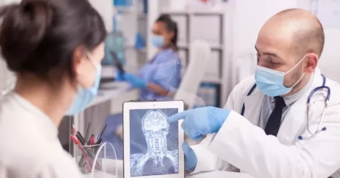 Pětice potravin, které údajně poškozují funkci mozku, hrozí demence i Alzheimerova choroba. Jednu z nich byste na seznamu nečekali