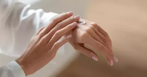 Stařecké skvrny na rukách: Proč se tvoří a jak se jich zbavit? Právě teď je potřeba myslet na prevenci