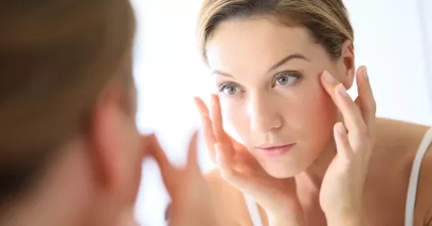 Proč jsou póry s věkem stále viditelnější? Tyto kroky mohou pleť výrazně zjemnit
