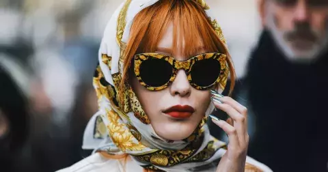 Trend z vyšších vrstev míří do ulic: Sluneční brýle letos zazáří s tímto doplňkem