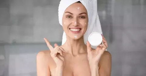 Levné hydratační krémy, které po zimě dodají vaší pleti pružnost a mladistvý vzhled: Některé z nich pořídíte již za méně než 200 Kč