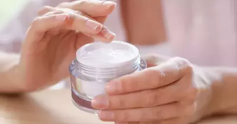 Noční krémy s WOW efektem: Regenerace, co se počítá. Nemusíte hledat, levné a účinné jsme vybrali za vás