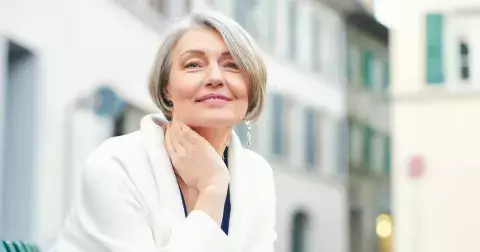 Kadeřníci radí, jakým barvám vlasů by se ženy nad 50 let měly vyhnout: Tyto odstíny vás udělají starší