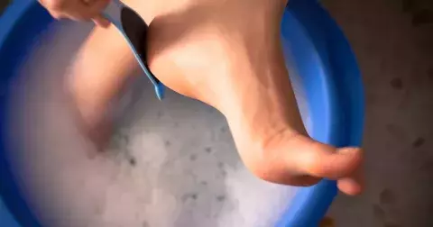 Zajít občas na pedikúru nestačí: Jak se vyhnout popraskaným a hrubým patám, poradí lékařka. Prevence je klíčová a zabere pár minut