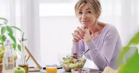 Proč diety pro „třicítky“ už nefungují: Jak nastartovat metabolismus, snížit krevní tlak a posílit mozek po padesátce