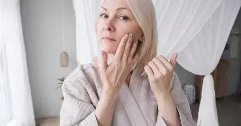 Menopauza a pleť: Co dělat, když je kůže najednou suchá jako papír