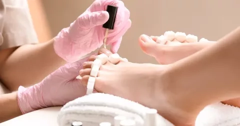 Krásné nohy do sandálů se rodí v zimě: Jak správně pečovat o zrohovatělou kůži a nehty