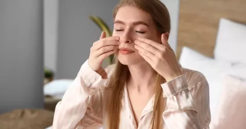 Jak zpevnit pleť po 50? Zkuste obličejovou jógu. Stačí 5 minut denně a pleť bude na pohled mladší