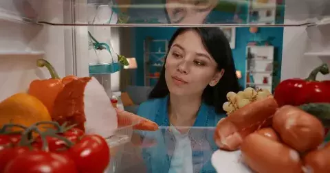 Jak zvládnout večerní hlad: Nutriční tipy pro klidný spánek a udržení váhy radí odborníci