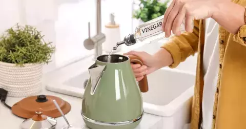 Trápí vás vodní kámen v domácnosti? Poradí si s ním i obyčejné suroviny z kuchyně