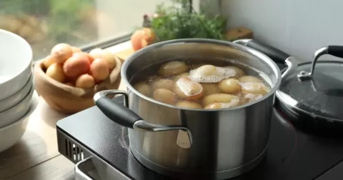 Vodu z brambor nevylévejte: Využijete ji nejen při vaření, ale i péči o tělo