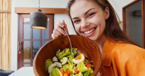 Salát jako lehká večeře? Přežitý omyl, který vás okrádá o energii a může brzdit hubnutí