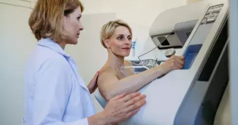 Může být rakovina prsu ve vašich genech? Varovné signály, které byste neměla ignorovat, a kdy zvážit genetické vyšetření