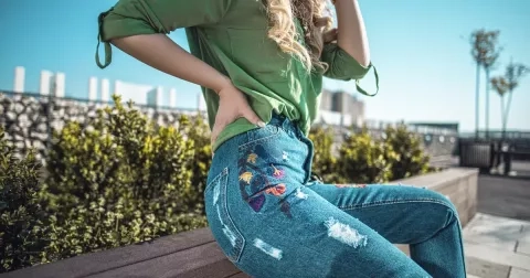 Kalhoty, které neomrzí: Džíny přicházejí s novinkou. Potisky a výšivky mají něco do sebe
