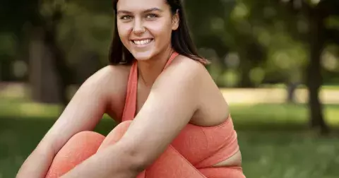 Nebezpečného tuku kolem orgánů se bez činek a bílkovin nezbavíte. Méně jíst nestačí. Zjistěte, jak „přeprogramovat“ tělo na spalování