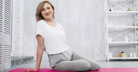 Pozice lomené svíčky odstraní únavu, migrénu i nespavost. Stačí přitom jen pár minut denně