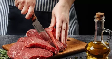 Bílkoviny = maso, maso = bílkoviny