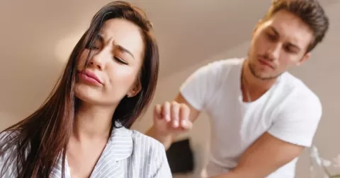 „Žárlí ten, kdo miluje, tvrdí můj partner, který mě kontroluje všude,“ je rozladěná a překvapená Ester