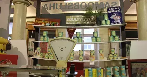 Samoobsluhy za socialismu: Prázdné regály, vůně mleté kávy a fronty na banány. Připomeňme si, co jsme nakupovali k jídlu - fotka 1 - SvětŽeny.cz