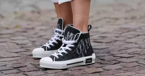 Nejpohodlnější boty všech dob jsou zpět: Plátěné tenisky se hodí ke kalhotám i šatům